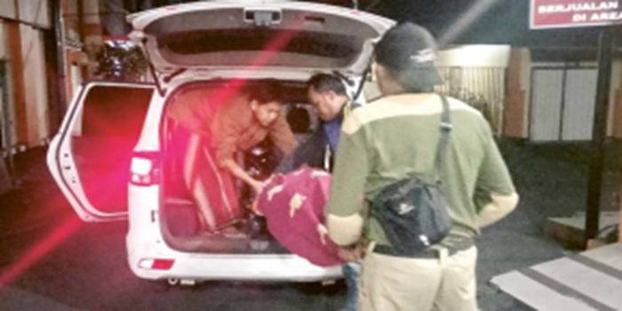 DIDALAMI POLISI: Proses otopsi langsung dilakukan petugas terhadap jenazah Sahroni, pelajar SMK yang ditemukan meninggal Jumat siang (5/7).