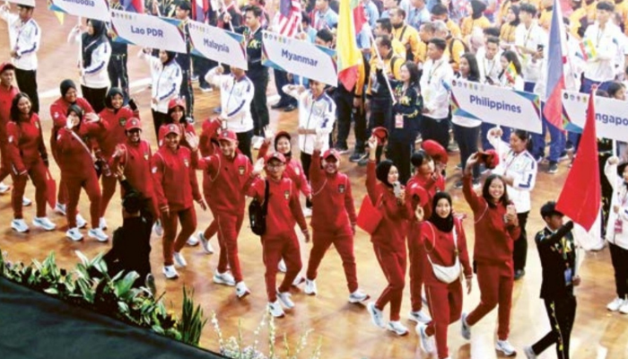 CLOSING CEREMONY: Salah satu kontingen melambaikan tangan ke arah podium  pada acara penutupan ASEAN University Games 2024 di Graha Cakrawala  Universitas Negeri Malang, Sabtu malam (6/7).