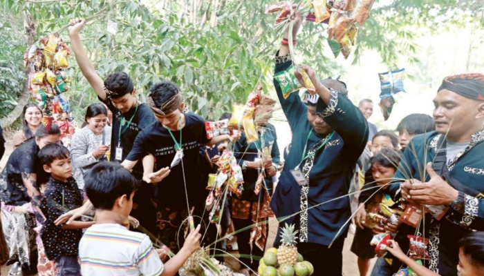 GEBYAK SUROAN: Warga dan penyelenggara acara berbagi makanan di Dusun Kedungmonggo, Desa Karangpandan, Kecamatan Pakisaji, kemarin (7/7)