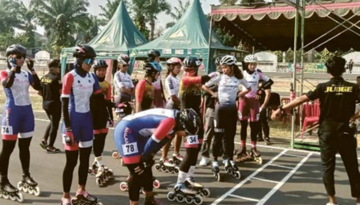 BUTUH SUPPORT: Tim Putri Perserosi Kota Malang (kiri) bersiap menjalani pertandingan  di sirkuit sepatu roda Sidoarjo beberapa waktu lalu.