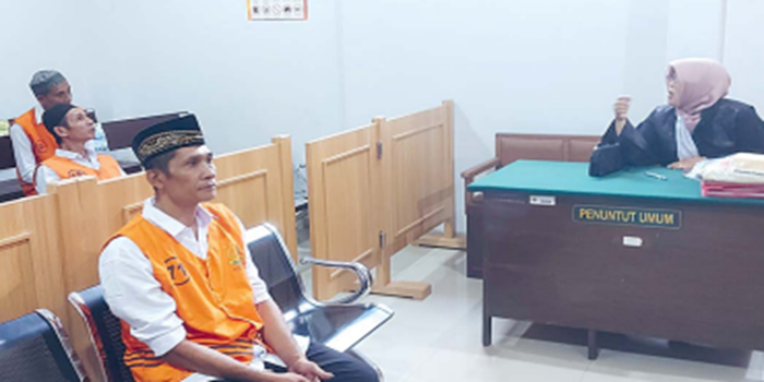 TERDAKWA: Suwono, 49, warga Desa Slorok, Kecamatan Kromengan didakwa memukul istri di Pengadilan Negeri Kepanjen. Dia kesal lantaran istrinya kecanduan live TikTok.