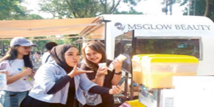 CANTIK DARI DALAM: Mobil MS GLOW menyiapkan 1.000 Glasskin Drink untuk pengunjung CFD kemarin (7/7)