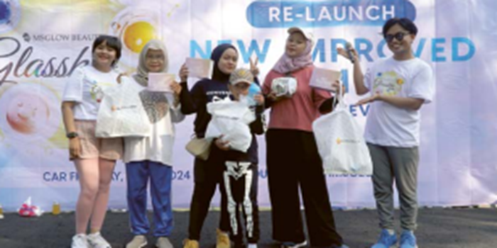 CERIA: Pengunjung CFD menerima hadiah dari MS GLOW karena telah menjawab pertanyaan yang diberikan.