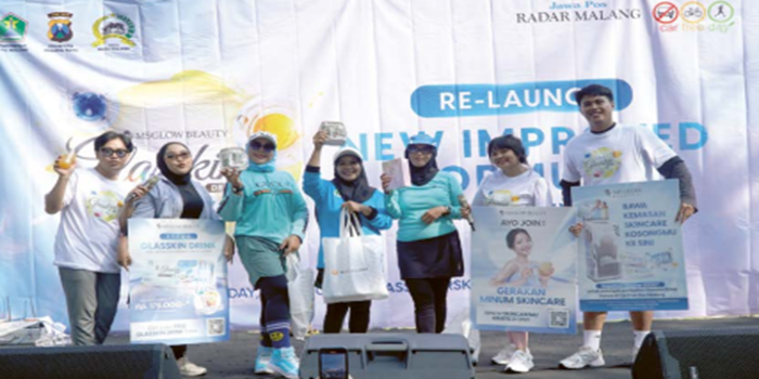 BERBAGI: Tim MS Glow bagi-bagi hampers skincare untuk pengunjung CFD yang berhasil menjawab p e r t a n y a a n s e p u t a r p r o d u k Glasskin Drink MS GLOW Beauty.