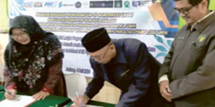 KERJA SAMA: Penandatanganan MoA bersama UMM oleh Ketua Majelis Dikdasmen & PNF PDM Kota Malang Drs Zainullah SH MKPd (dua dari kanan) disaksikan Kepala SD Muhammadiyah 9 Sony Darmawan MPd.