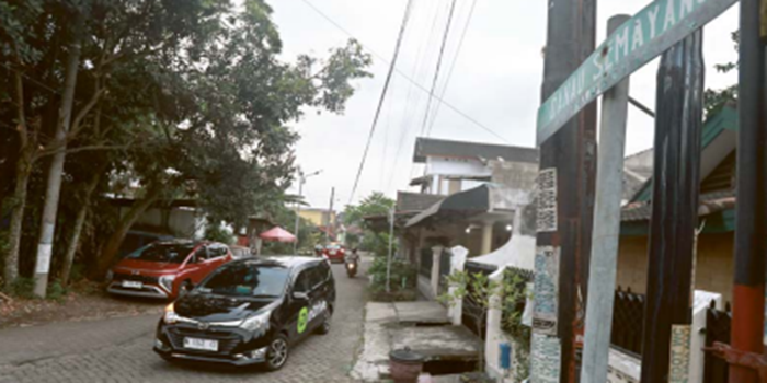 SEGERA MULUS: Mobil melintas di Jalan Danau Semayang, Kelurahan Lesanpuro, Kedungkandang, kemarin sore.