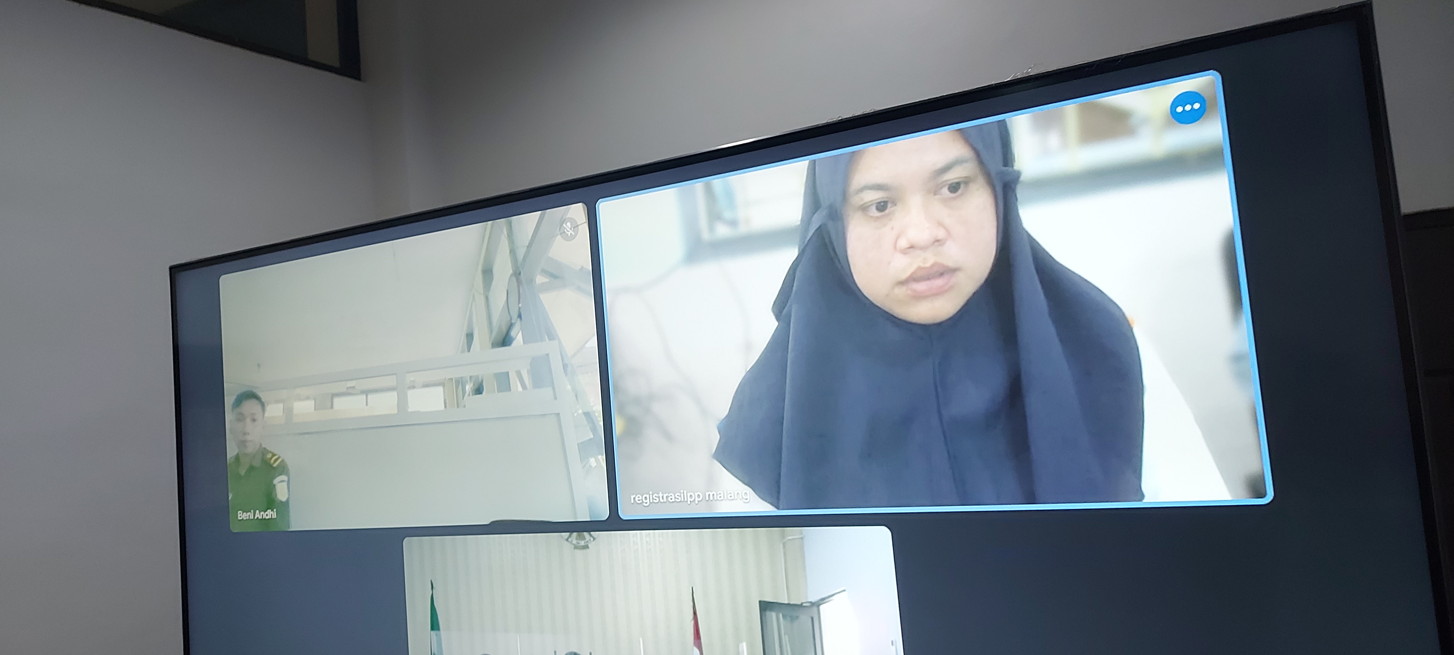 MEREK PALSU: Enik Hariyanti menjalani sidang secara daring dari lembaga pemasyarakatan (lapas) kemarin (9/7).