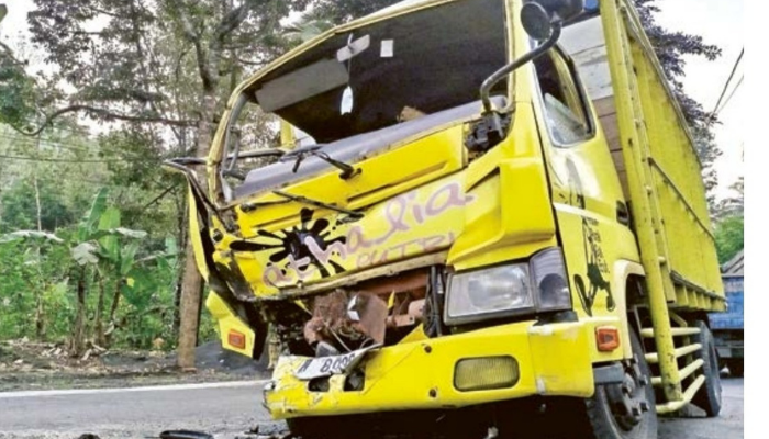 RINGSEK: Bagian depan truk Mitsubishi dengan nopol N 8920 EW ringsek setelah  Isuzu Dump Truk bernopol N 9088 YG di Jalan Raya Desa Tirtoyudo, RT 3 RW 1, Kecamatan Tirtoyudo, Kabupaten Malang
