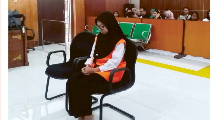 FAKTA BARU: Terdakwa kasus penggelapan pajak Rizky Marthalianingtyas duduk di ruang sidang kemarin.