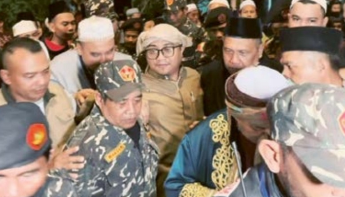 TUMPAH RUAH. Gus Idris Al Marbawy (pakai kacamata) disambut dengan penuh kerinduan oleh masyarakat dan para santrinya pada Jumat (28/6).
