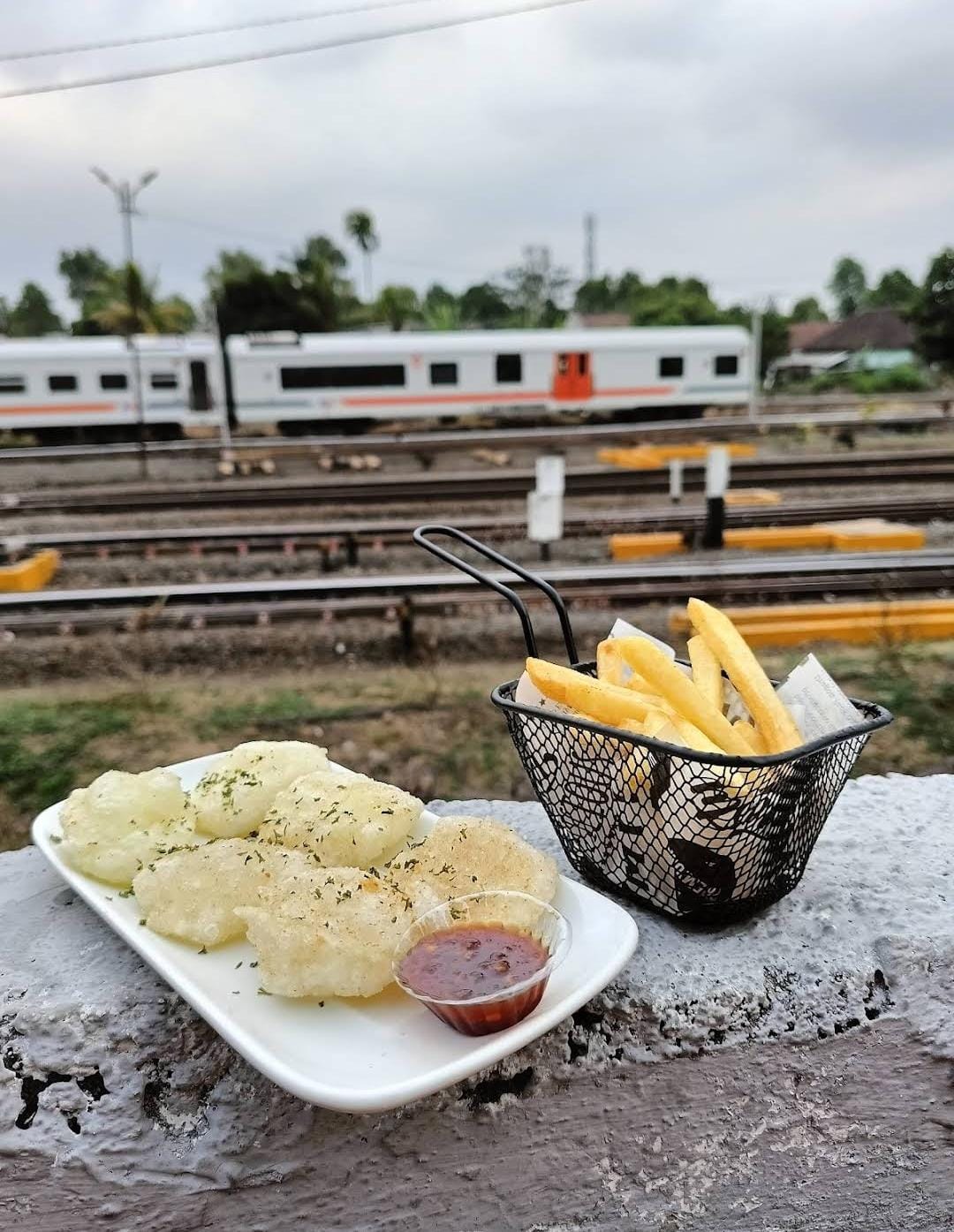 Salah satu kafe di Kota Malang yang dekat dengan rel kereta api. (Istimewa)