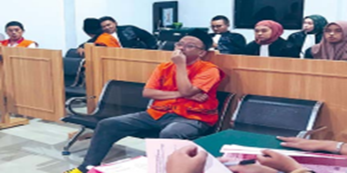 TERDAKWA: Miftachul Amin, 48, warga Sidoarjo menjalani sidang di PN Kepanjen untuk kasus keenam kemarin (8/7).