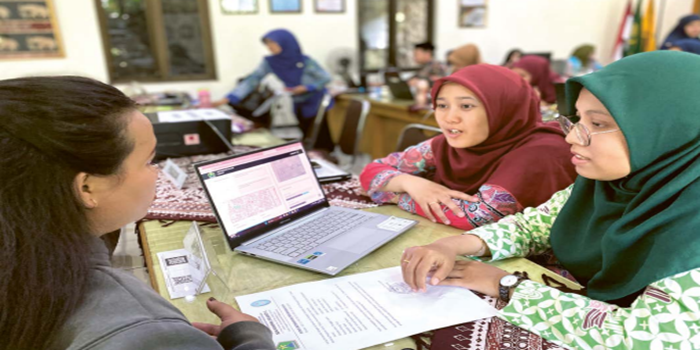 ANTRE SEJAK PAGI: Sejumlah wali murid meminta bantuan kepada tim PPDB SMP Negeri 5 Malang untuk memproses pendaftaran, kemarin (8/7).