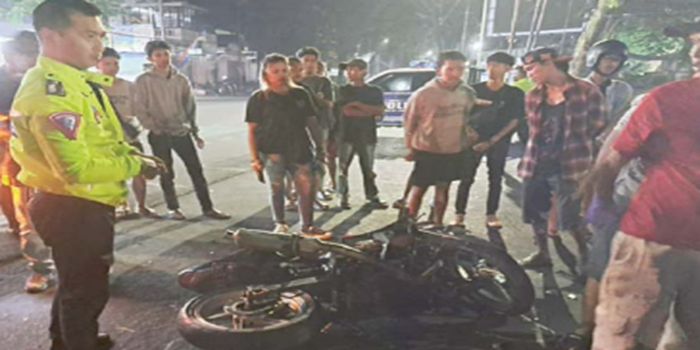SOPIR TRUK DIPERIKSA: Polisi mengevakuasi korban dan motor yang mengalami tabrakan dengan truk di Jalan Ijen, dini hari kemarin.