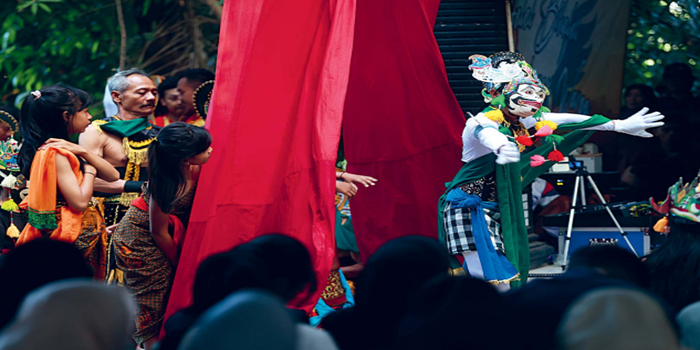KHAS MALANG: Seniman topeng menyuguhkan penampilan terbaiknya di Punden Jenar Kemuning, Desa Kranggan, kemarin (8/7). Kesenian digelar dalam rangka memperingati 1 Muharram.