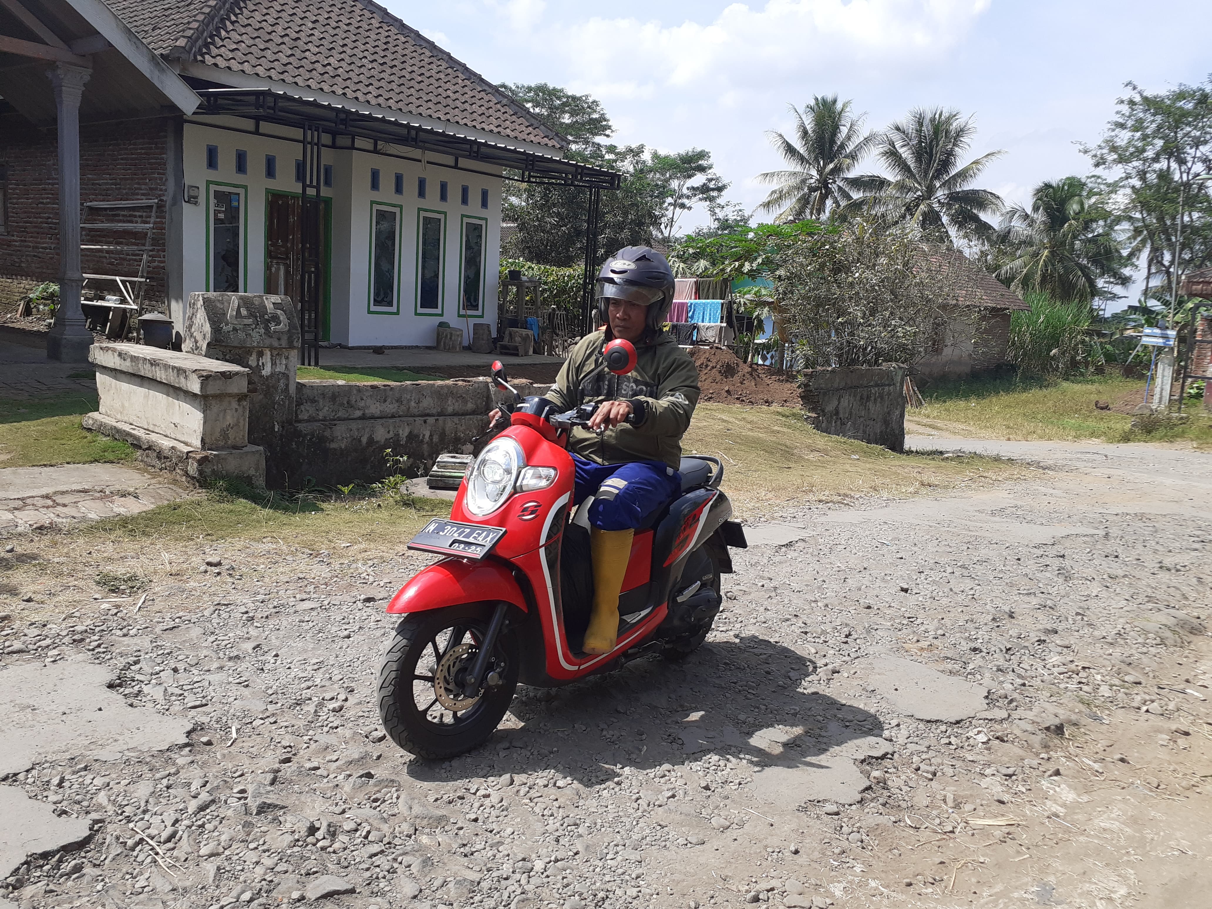 INFRASTRUKTUR: Pengendara sepeda motor melintasi jalan bebatuan di Desa Kranggan, Kecamatan Ngajum, Kabupaten Malang, kemarin. Jalan yang menghubungkan dua desa tersebut masih belum diperbaiki.