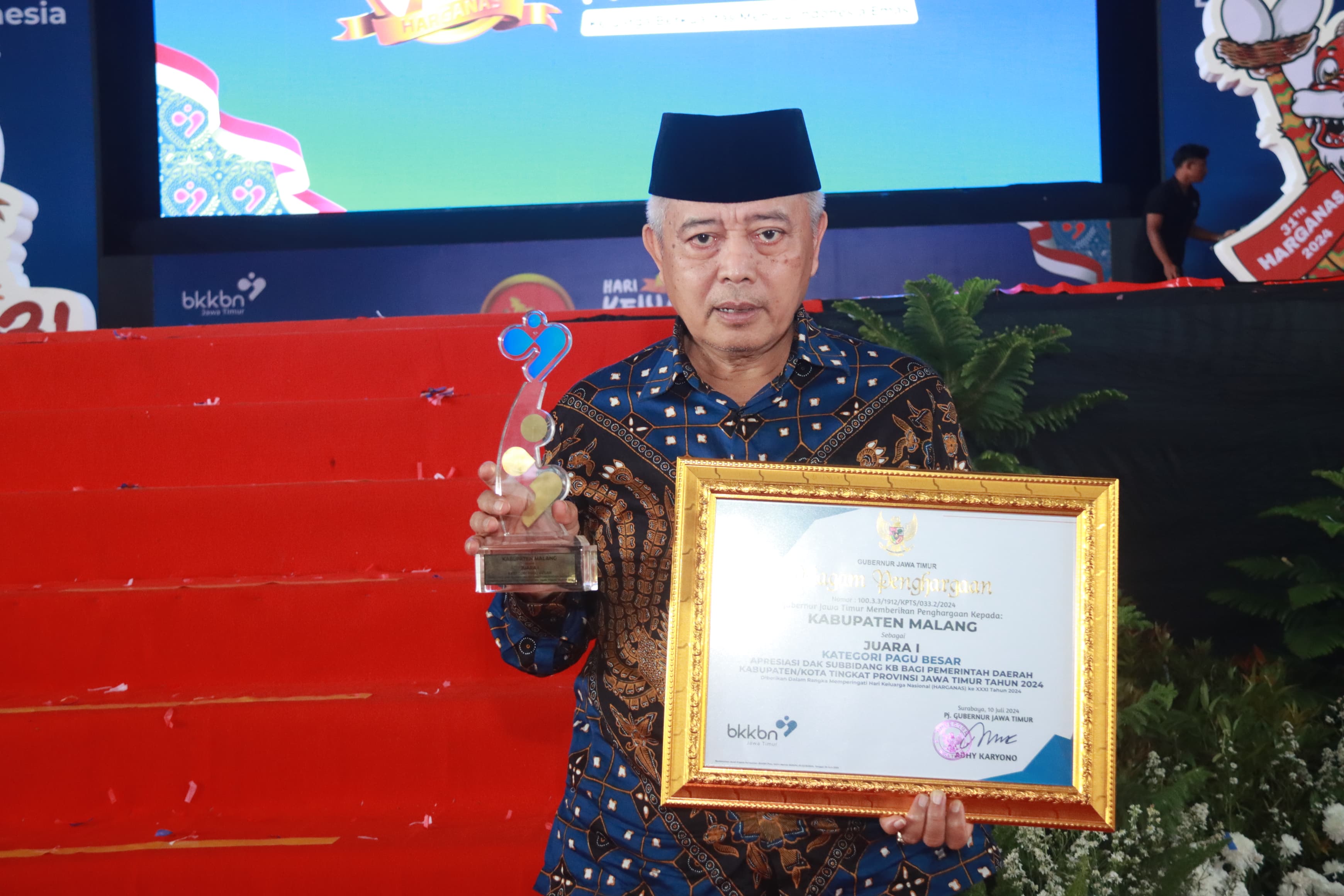 MEMBANGGAKAN: Bupati Malang H M. Sanusi menunjukkan piala dan piagam penghargaan kemarin.