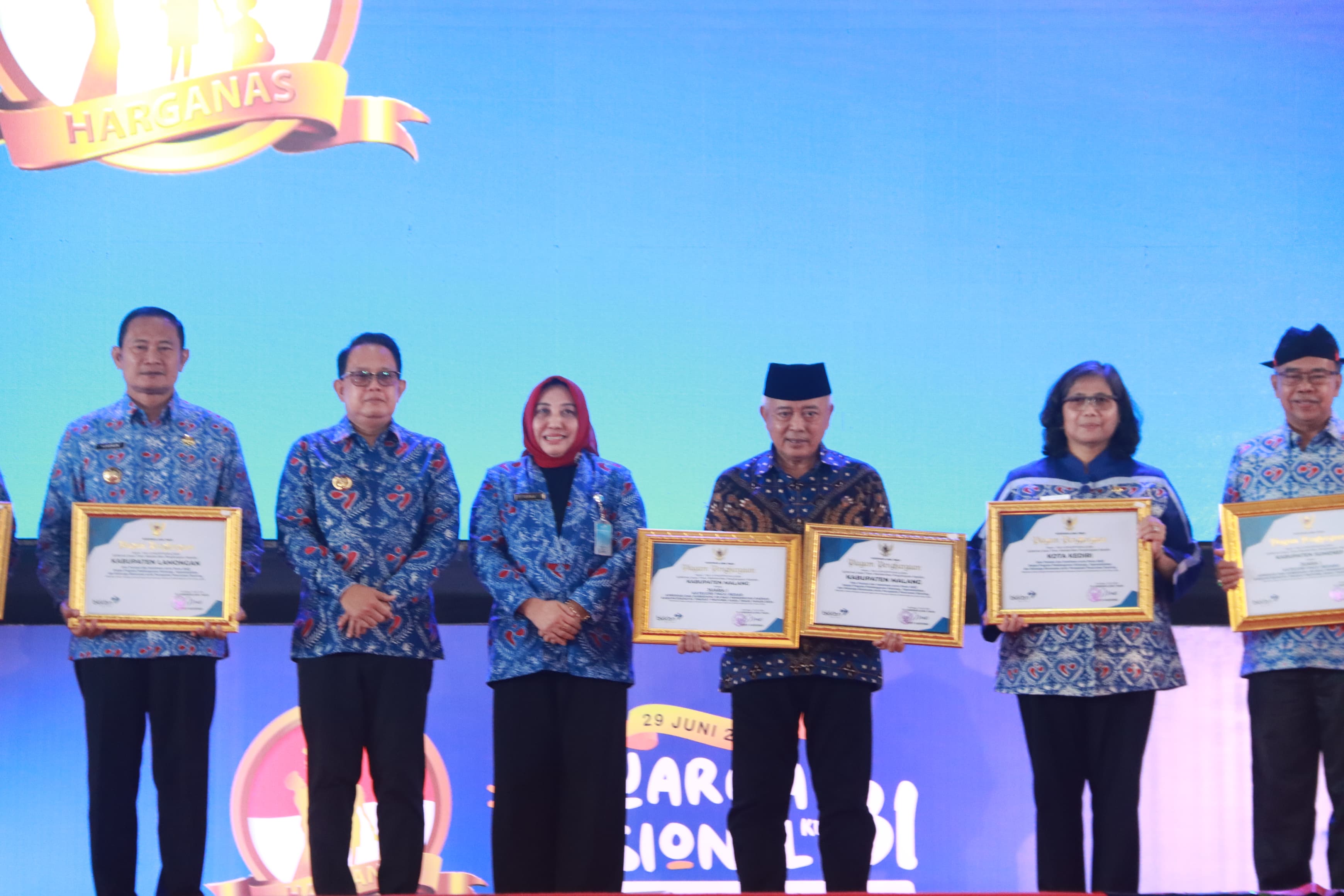 MOMEN HARGANAS: Bupati Malang H M. Sanusi (tiga dari) membawa dua piagam penghargaan sekaligus di Jatim Expo Convention Exhibition Surabaya kemarin (10/7).