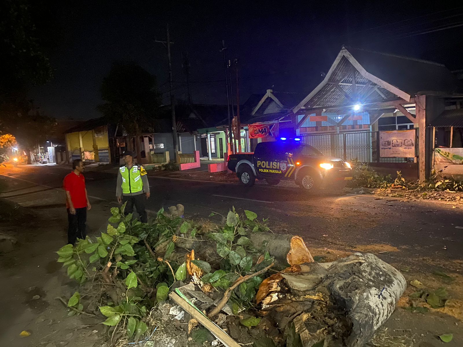 GANGGU LALIN: Batang pohon karet berada di tepi jalan kemarin (10/7). Sebelumnya, warga desa bergotong-royong memindahkan pohon tersebut.