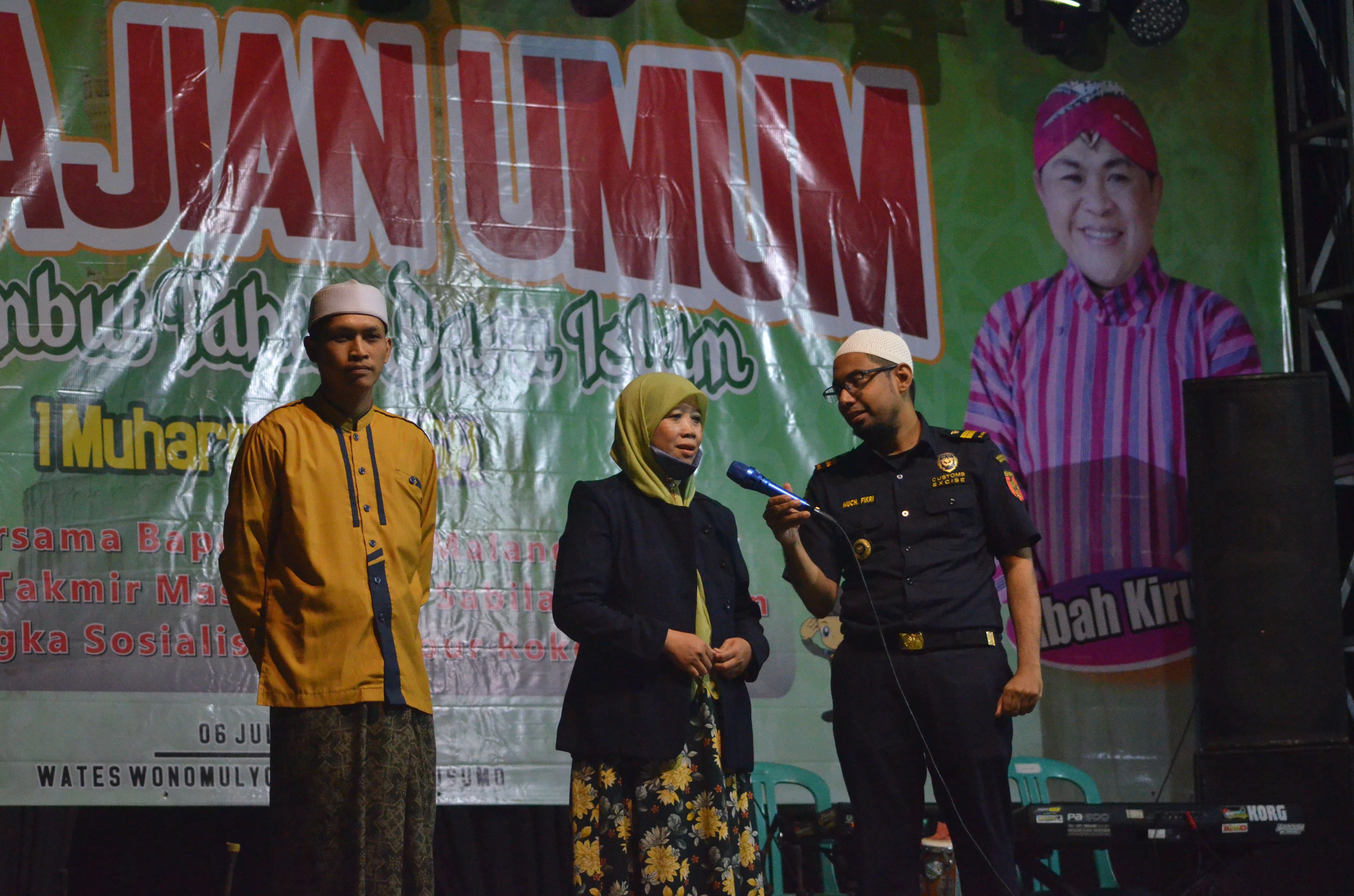 SOSIALISASI: Pemeriksa Fungsional Bea dan Cukai Ahli Pratama KPPBC Malang Muchammad Fikri (kanan) tanya jawab bersama warga Desa Wonomulyo, Kecamatan Poncokusumo, Sabtu lalu (6/7)