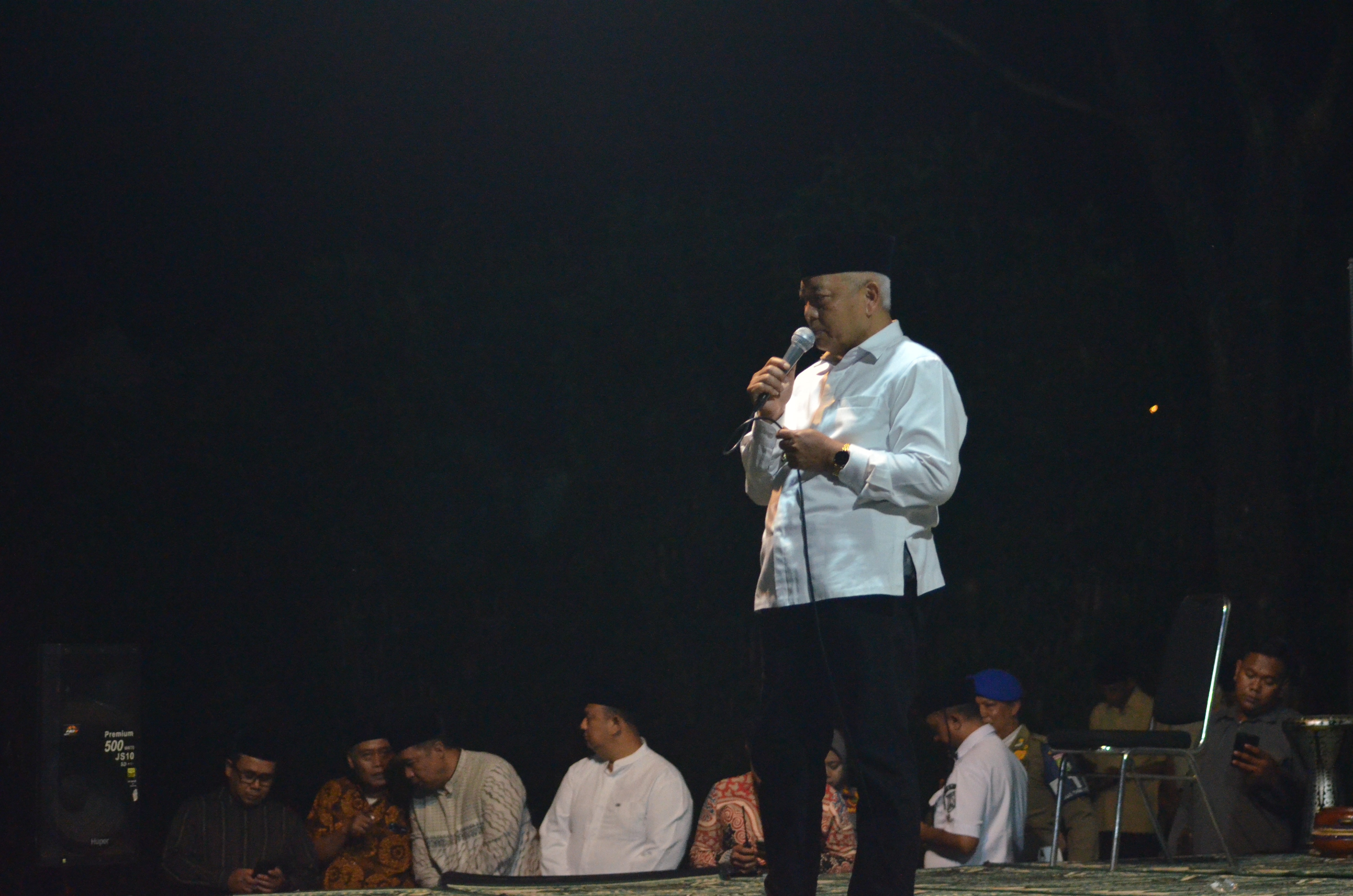 EDUKASI MASYARAKAT: Bupati Malang H M. Sanusi menyampaikan sambutan sosialisasi gempur rokok ilegal di Lapangan  Wates, Desa Wonomulyo, Poncokusumo.