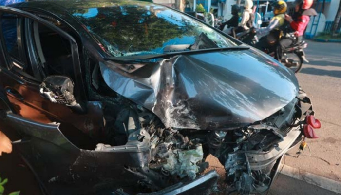 PENGEMUDI MENGANTUK: Mobil Honda Jazz bernopol N 1185 AAB masih berada di Jembatan Kedungkandang sampai kemarin pagi. Siangnya, mobil itu dievakuasi menuju Unit Laka Polresta Malang Kota.