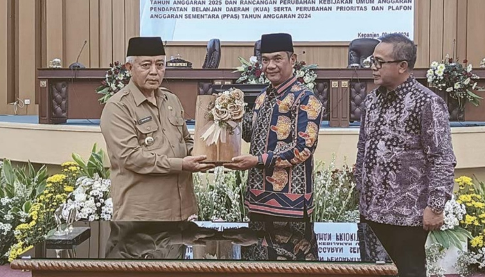 DOKUMEN PERENCANAAN: Penyerahan rancangan RPJPD Kabupaten Malang 2025-2045 secara simbolis dari Bupati Malang H M. Sanusi kepada Ketua DPRD Kabupaten Malang Darmadi kemarin.