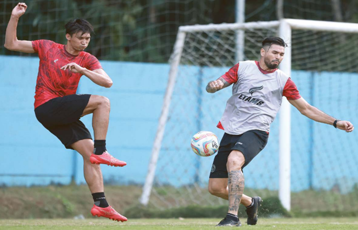 : PERFORMA POSITIF: Julian Guevara (kanan) berusaha memotong umpan yang dilepaskan Syaeful Anwar dalam latihan di ARG Soccer Field Lawang kemarin.