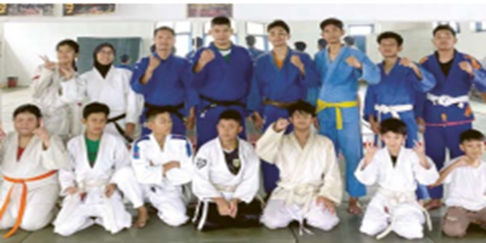 TAMBAH AMUNISI: Para atlet Kurash Kota Malang berlatih di GOR Bentoel Jalan Rangsang, Bandungrejosari Kota Malang kemarin.