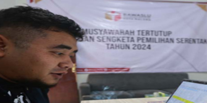 TEMUKAN PELANGGARAN: Petugas Bawaslu Kota Malang memantau data hasil coklit yang dilakukan KPU kemarin siang.