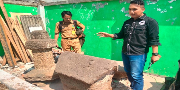 CEK KE LAPANGAN: TACB Kota Malang mengecek tiga benda bersejarah yang diduga peninggalan Majapahit di Punden Mbah Tugu kemarin. Ketiga benda bersejarah di sana dipindah untuk memudahkan rehabilitasi.