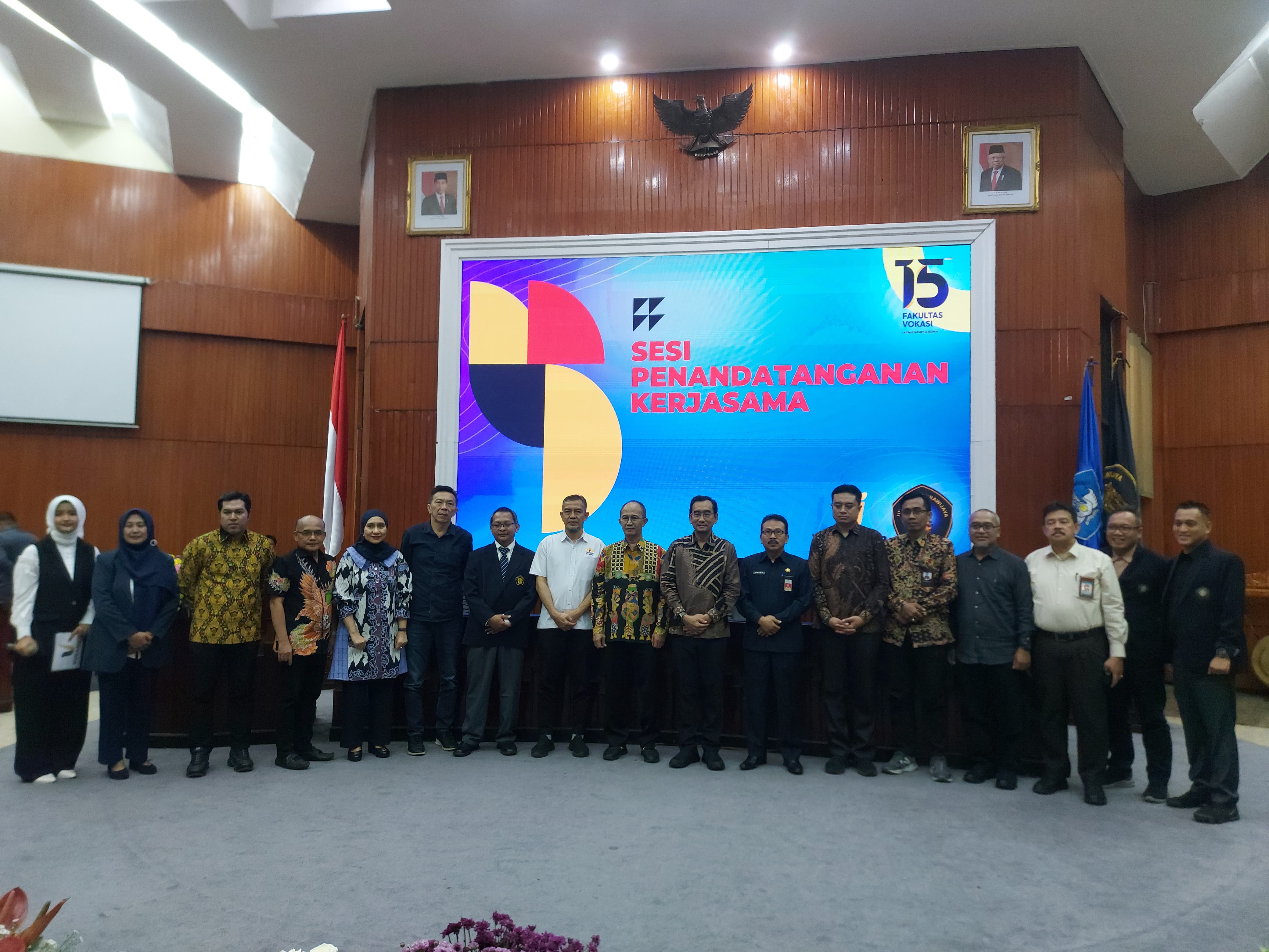 KERJA SAMA: Dekan Fakultas Vokasi UB M. Kholid Mawardi PhD (tujuh dari kiri) usai sesi tanda tangan di UB kemarin.