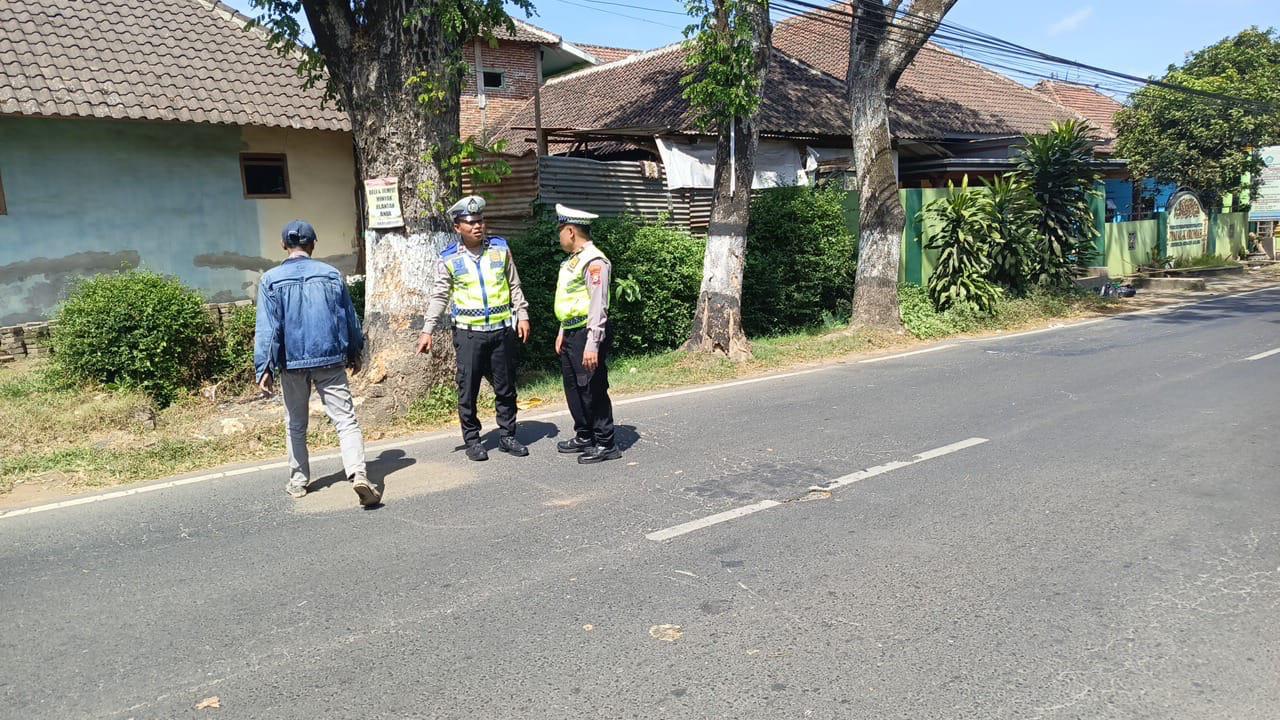 LAKA MAUT: Aparat kepolisian memeriksa lokasi kecelakaan tunggal di Jalan raya Curungrejo, Desa Curungrejo, Kecamatan Kepanjen, kemarin (11/7)