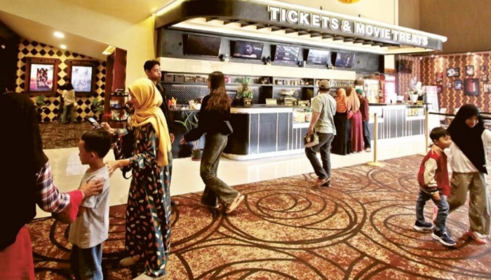 TONTON FILM KARTUN: Sejumlah anak-anak bersama keluarganya mengunjungi Mopic Cinema, kemarin. Jumlah kunjungan di bioskop meningkat dua kali lipat selama libur sekolah.