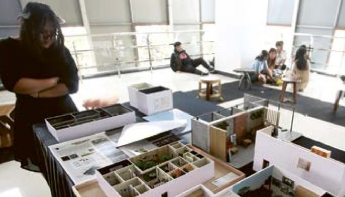 FINALISASI PROJECT: Salah satu miniatur bangunan hasil desain mahasiswa Binus University Malang ditampilkan di Malang Creative Center (MCC), kemarin.