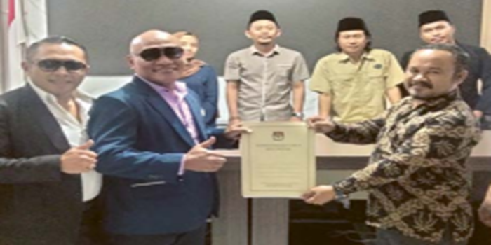 SERAH TERIMA: Ketua KPU Kota Malang Muhammad Toyyib (kanan) menyerahkan berita acara hasil verifikasi administrasi ke perwakilan tim Sam HC-Rizky Boncell kemarin.