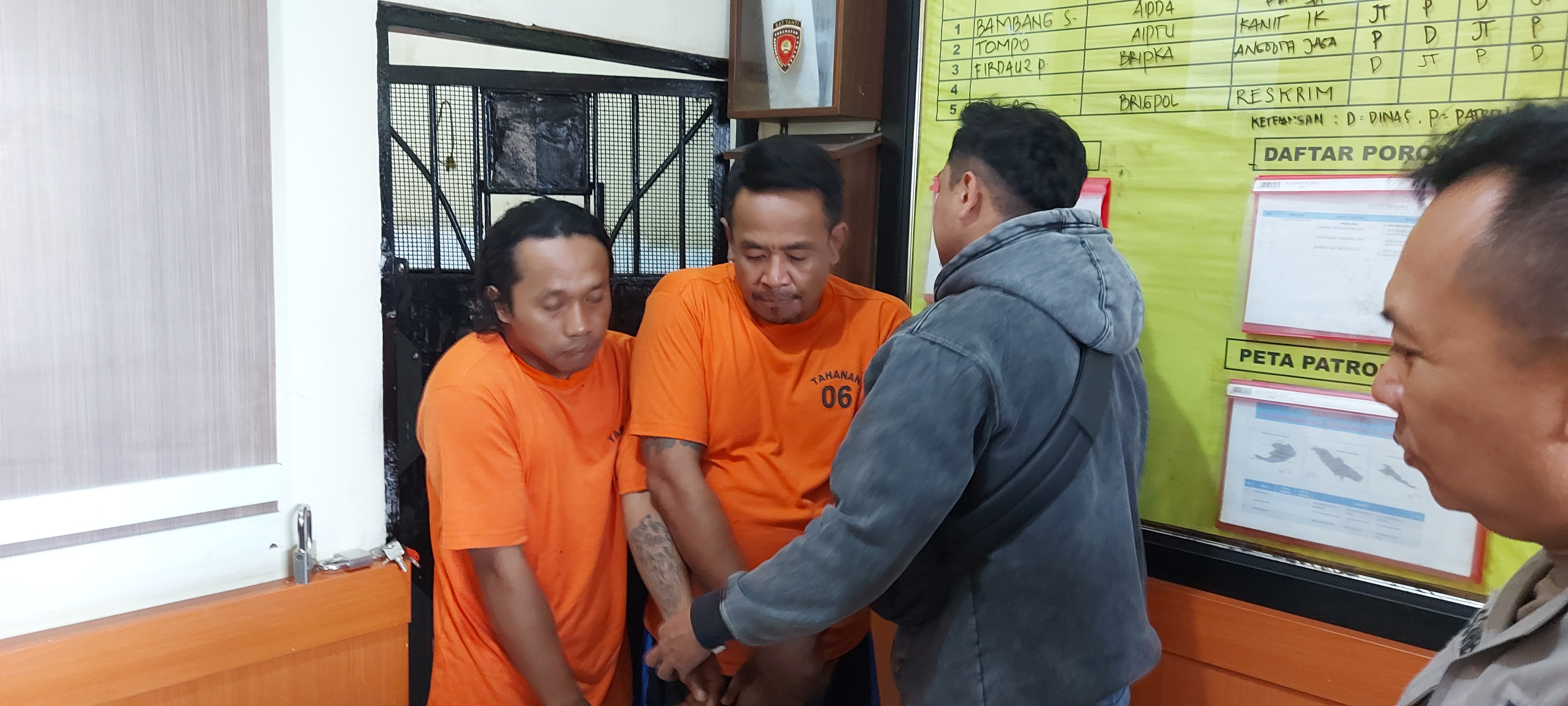 RESIDIVIS: Klowor, 31, dan Suwandi, 44, menjalani pemeriksaan di Polsek Karangploso kemarin (12/7). Keduanya tertangkap karena mencuri jeruk.