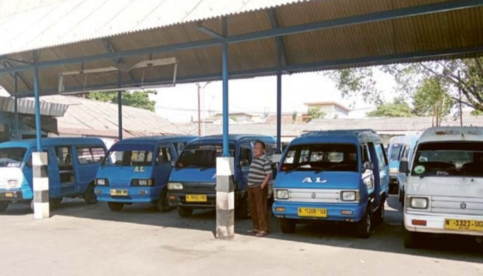 PEMKOT MASIH LAKUKAN KAJIAN: Sejumlah angkot ngetem di Terminal Arjosari, kemarin siang.