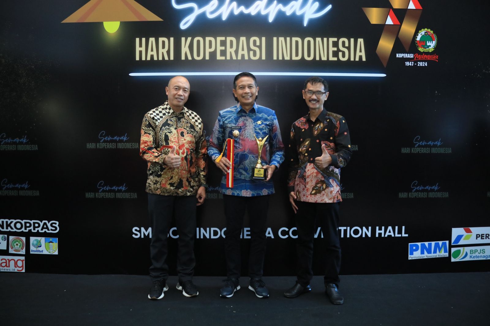 Pj Wali Kota Malang Wahyu Hidayat (tengah) menerima penghargaan Pembina Koperasi Andalan dari Kemenkop UKM pada Jumat (12/7).