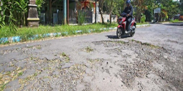 BUTUH PERBAIKAN: Salah satu ruas jalan di Perumahan Puri Cempaka Putih (PCP) II tampak masih rusak kemarin (11/7)