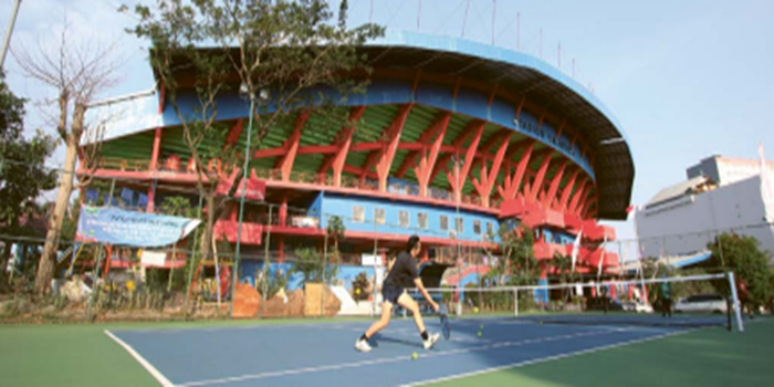 KERAP DIPAKAI: Seorang pemuda berlatih tenis dengan menyewa lapangan di kawasan Stadion Gajayana kemarin sore.