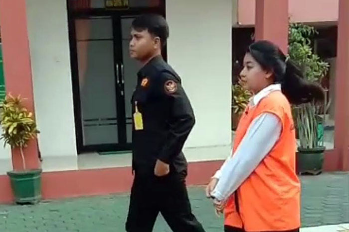 Fitri Silma Anjani (kanan) , 23,  mantan mahasiswi UB yang mencuri ATM di bank tempatnya magang kuliah, dan menguras uang sampai Rp 52 juta.