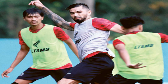 LEBIH MENYERANG: Julian Guevara (tengah) berusaha menghadang Arkhan Fikri yang berusaha berakselerasi dalam latihan tim di ARG Soccer Field Lawang Rabu lalu (10/7).