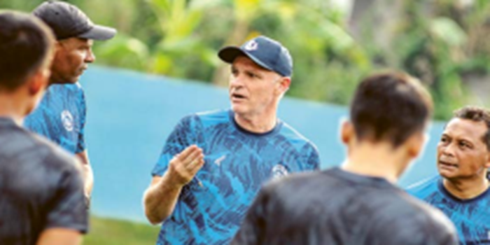 PETAKAN KEKUATAN LAWAN: Pelatih kepala Arema FC Joel Cornelli (tengah) memberikan instruksi kepada pemain di ARG Soccer Field, Lawang, Rabu lalu (10/7).