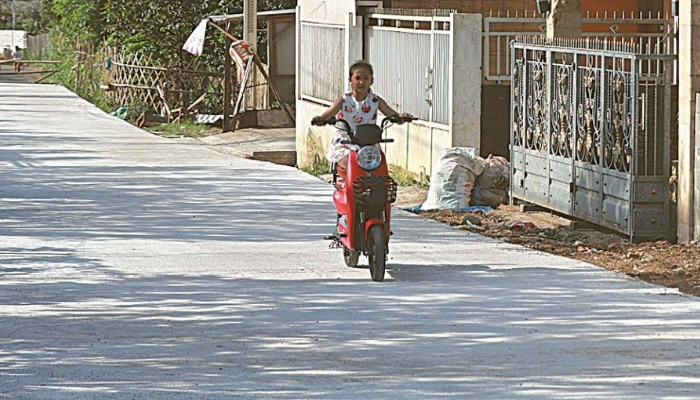 PROYEK TUNTAS: Seorang anak kecil mengayuh sepeda di Jalan Tegalweru, Kecamatan Dau yang baru saja dibangun kemarin (12/7). Sementara akses belum dibuka untuk umum.