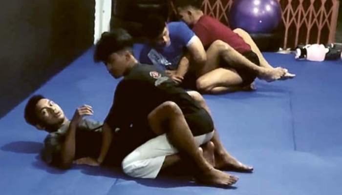 SIAPKAN AMUNISI: Atlet IBCA-MMA menjalani latihan kuncian di HanAcademy Jalan Raya Sawojajar Kota Malang kemarin