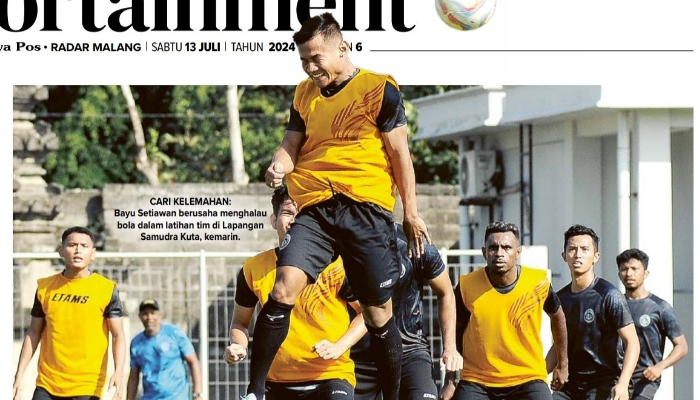 CARI KELEMAHAN: Bayu Setiawan berusaha menghalau bola dalam latihan tim di Lapangan Samudra Kuta, kemarin.