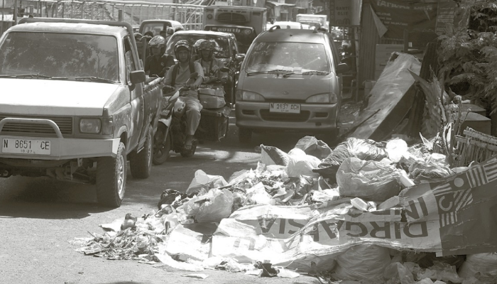 MAKIN MENGGUNUNG: Armada yang biasa mengangkut tumpukan sampah di Jalan Muharto dilaporkan rusak. Pemkot masih memperbaikinya.