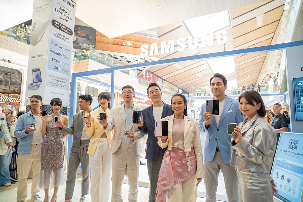 Galaxy Experience Space di Mall Kota Kasablanka ramai dikunjungi pengunjung untuk mencoba Galaxy foldable phone Samsung terbaru dan melakukan Pre Order yang bernilai promo hingga Rp. 8,3 jutaan
