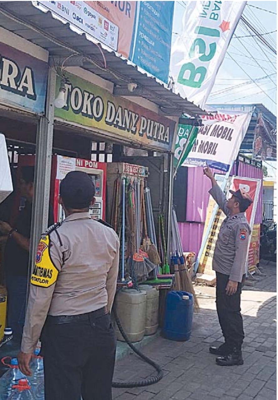 VIRAL: Polisi mendatangi warung kelontong yang menjadi  korban pencurian di Jalan Kejen, Desa Putat Kidul, Gondanglegi.
